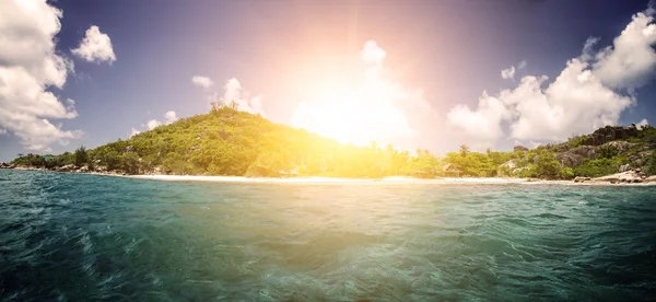 Wit koraal zand op tropisch strand. eiland la digue, seyshelles. — Stockfoto