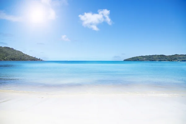 Beyaz mercan kum ve masmavi Hint okyanus plaj.
