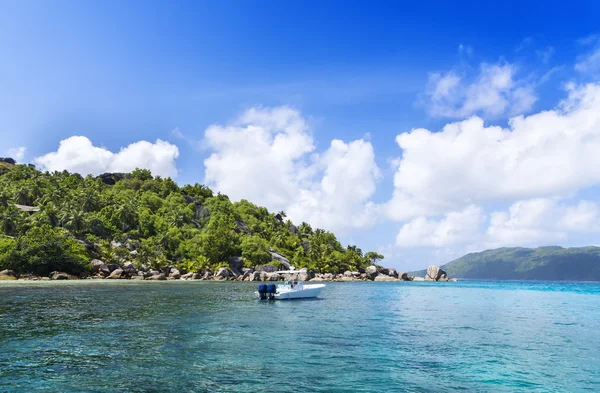 Yacht bianco vicino alla costa sabbiosa di Seychelles . — Foto Stock
