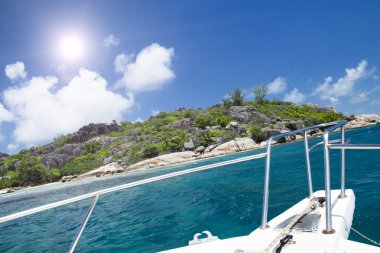 tropik kumsalda beyaz mercan kum. La digue Adası, seyshelles.