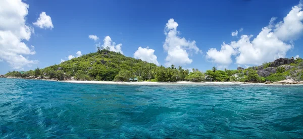 Bílý korálový písek na tropické pláži. La digue island, seyshelles. — Stock fotografie