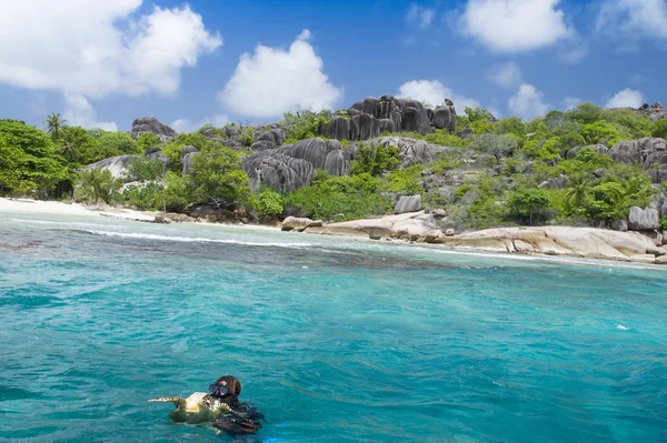 Tropik kumsalda beyaz mercan kum. La digue Adası, seyshelles. — Stok fotoğraf