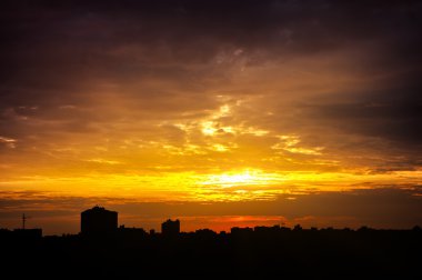kentin renkli günbatımı. binaların silhouettes. 