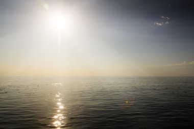 Denizin üzerinde güzel bir gün doğumu.
