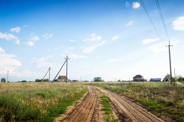 toprak yol ile yeşil alanlar. 