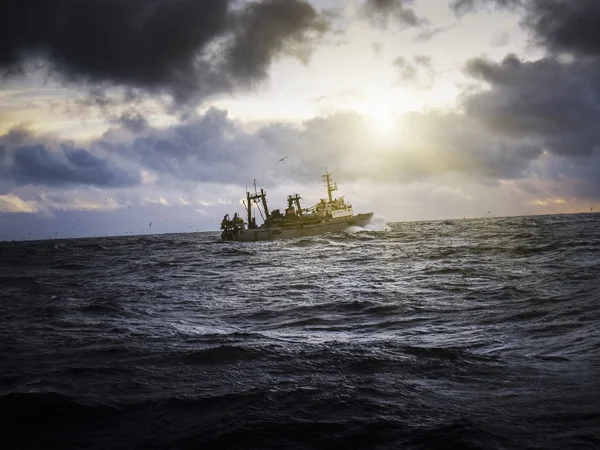 Рыболовецкий корабль в сильный шторм . — стоковое фото