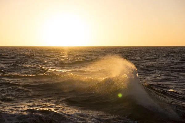 Hermoso amanecer sobre el mar. — Foto de Stock