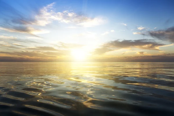 Vacker soluppgång över havet. — Stockfoto