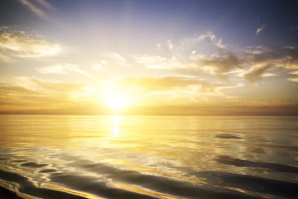 Beautiful sunrise over the sea. — Stock Photo, Image