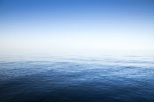 Hermoso amanecer sobre el mar. — Foto de Stock