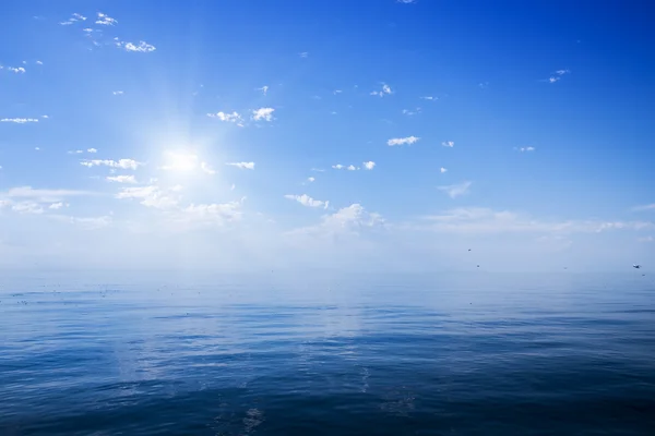 Schöner sonniger Tag mit blauem Himmel über dem Meer. — Stockfoto