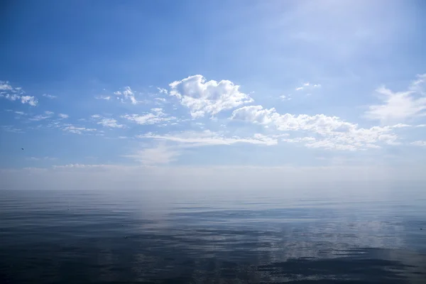 海の上の青い空と美しい晴れた日. — ストック写真