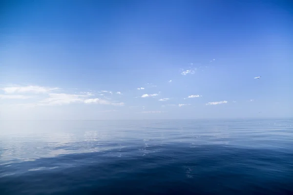 Schöner sonniger Tag mit blauem Himmel über dem Meer. — Stockfoto