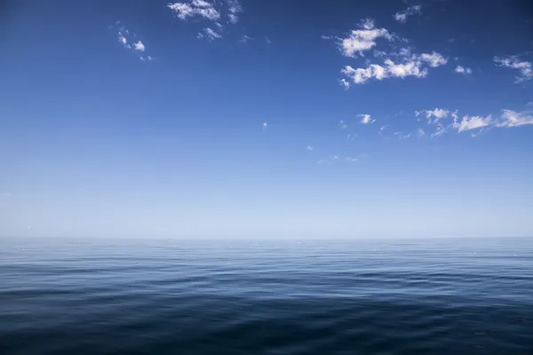 denizin üzerinde mavi gökyüzü ile güzel bir güneşli gün.