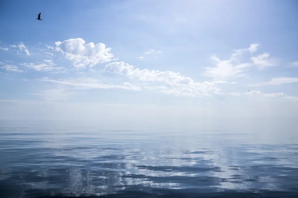 Schöner sonniger Tag mit blauem Himmel über dem Meer. — Stockfoto