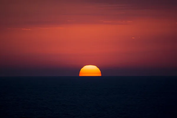 Červený disk slunce. moře slunce. — Stock fotografie