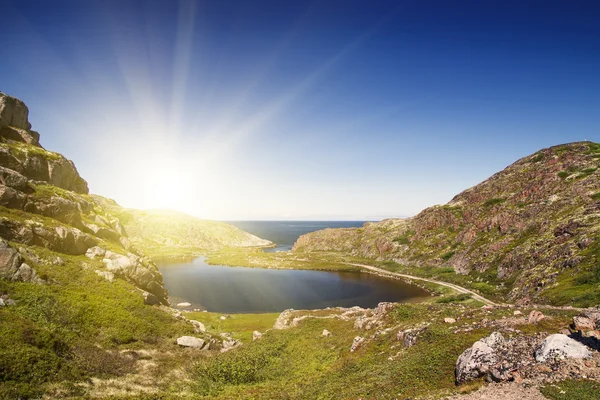 Lago di montagna a nord. Colline coperte di muschio, e vege stentate — Foto Stock