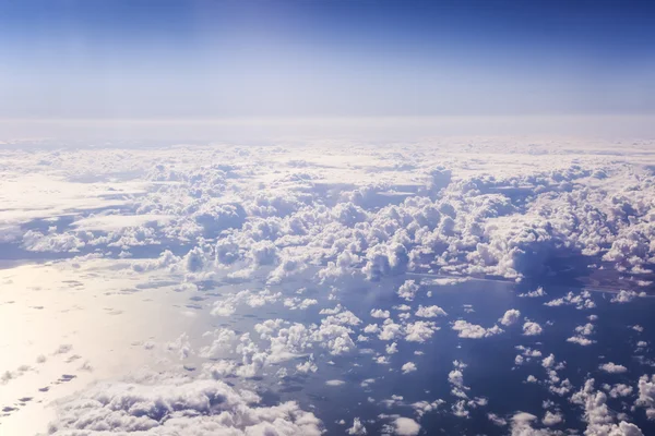 Cloudscape. blauwe hemel en witte wolk. — Stockfoto