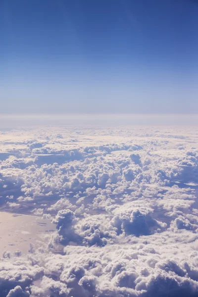 Cloudscape. błękitne niebo i białe chmury. — Zdjęcie stockowe