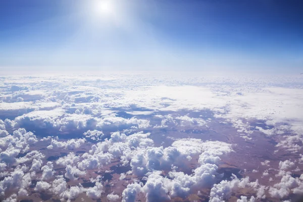 Wolkenlandschaft. blauer Himmel und weiße Wolken. — Stockfoto