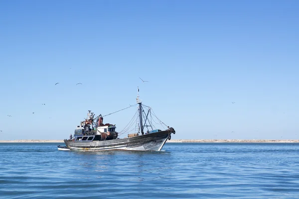 Balıkçılık schooner gelir içine liman tam bir yakalamak.