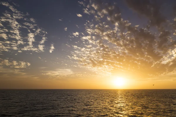 Hermoso amanecer sobre el mar. — Foto de Stock