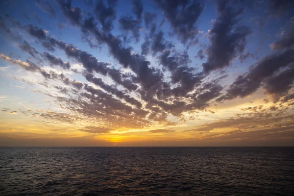 Vacker soluppgång över havet. — Stockfoto