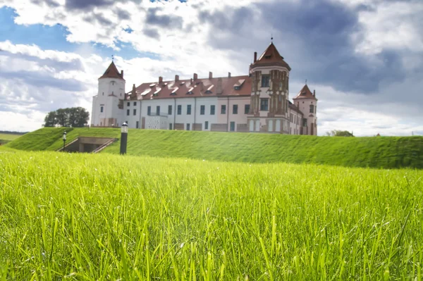 Castillo en la ciudad de Mir. Belarús . — Foto de Stock