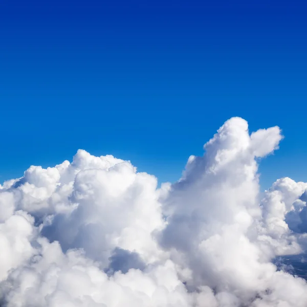 Cumulus wolken in de hemel. zonnige dag. — Stockfoto