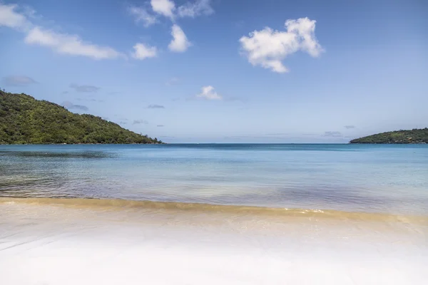 Spiaggia bianca e soleggiata. Isole Saychelles . — Foto Stock