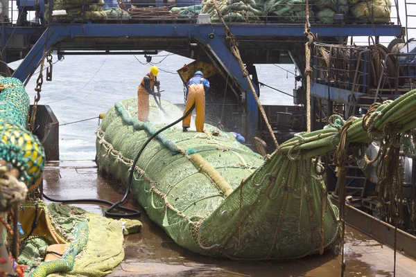 Αλιευτικό σκάφος. μεγάλη σύλληψη των ψαριών στην δουλεία. — Φωτογραφία Αρχείου