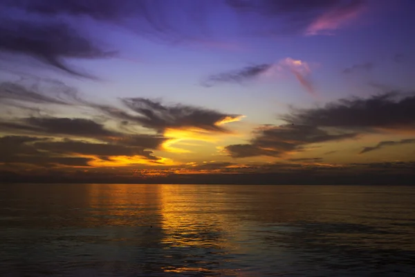 Kleur zonsondergang op de Stille Oceaan Stockfoto