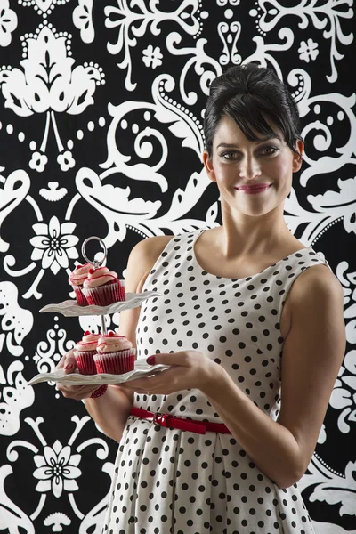 Mujer joven con cupcakes —  Fotos de Stock