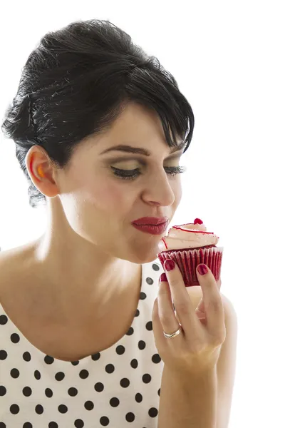 Njuter av en cupcake — Stockfoto