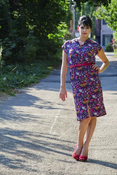 Jonge vrouw in alley — Stockfoto