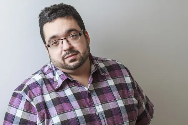 Yakışıklı genç adam.