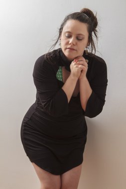 Gözlerin dua kapatır