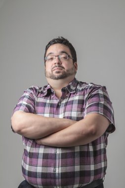 kollu büyük adam çapraz