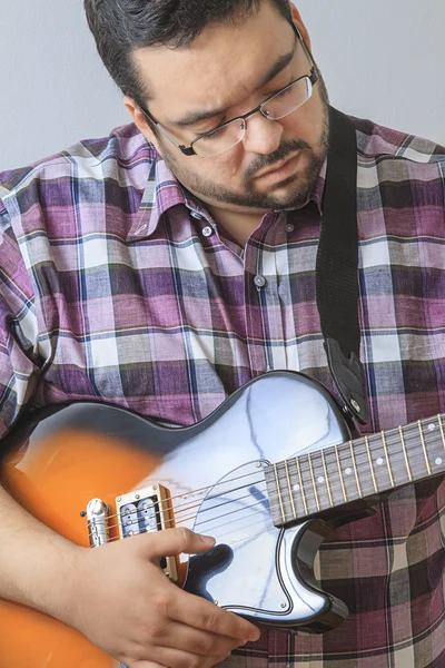 Mann spielt Gitarre — Stockfoto