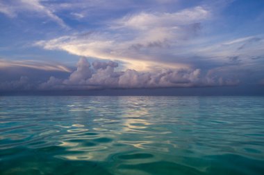 gökyüzü ve okyanus