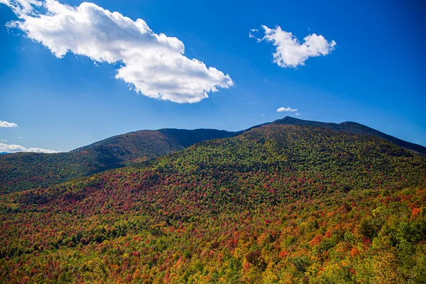 Sonbahar döneminde Adirondak dağının manzara görüntüsü