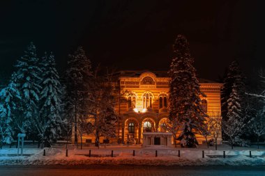 Sofya kentindeki sinodal odanın gece çekimi