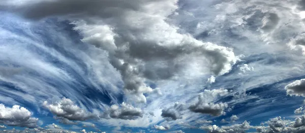 在Bulgari上方天空中的戏剧性云彩 — 图库照片