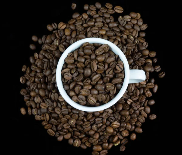 White Cup Arranged Coffee Beans Isolated Black Background — Fotografia de Stock