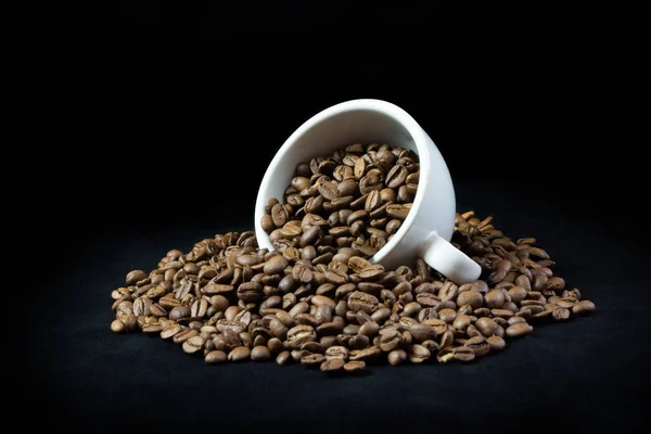 White Cup Arranged Coffee Beans Isolated Black Background — Fotografia de Stock