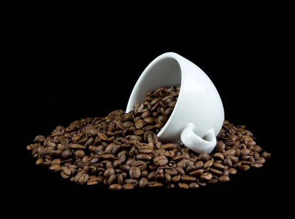 Λευκό Κύπελλο Τοποθετημένα Κόκκους Καφέ Απομονώνονται Μαύρο Φόντο — Φωτογραφία Αρχείου
