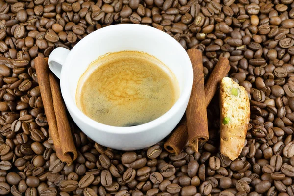 Coffee White Cup Surrounded Coffee Beans Cinnamon Sticks Bisquit — Fotografia de Stock