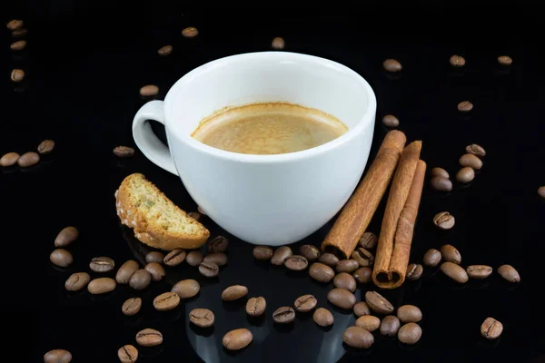 Coffee White Cup Surrounded Coffee Beans Cinnamon Sticks Black Reflective — Fotografia de Stock
