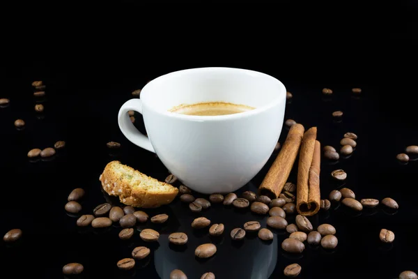 Coffee White Cup Surrounded Coffee Beans Cinnamon Sticks Black Reflective — Fotografia de Stock