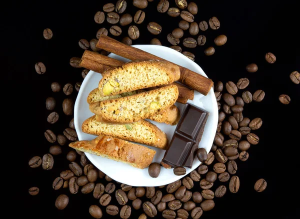 Cinnanon Sticks Chocolate Bisquits White Plate Surrounded Coffee Beans Black — Stockfoto